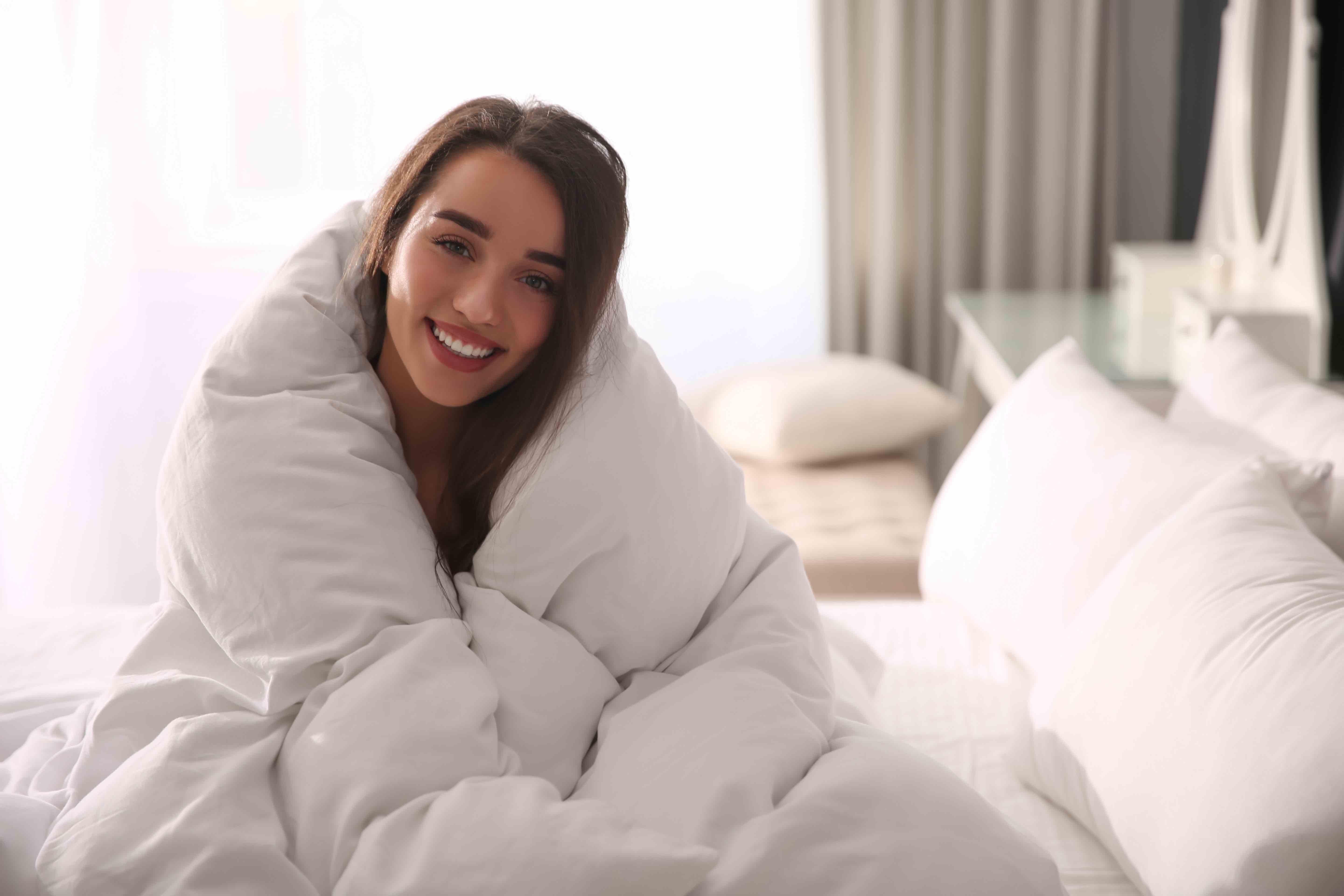 duvetsuisse-young-woman-huddled-in-duvet